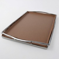 Plateau de luxe en cuir fabriqué à la main avec une surface riche et des poignées élégantes, idéal pour les salles à manger haut de gamme et les espaces de vie modernes