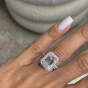 แหวนเพชรทรง Emerald Cut น้ำหนัก 4.75 กะรัต เกรด F VVS2 เพชรเลี้ยงในห้องปฏิบัติการ ประดับด้วยเพชรรอบวง ตัวเรือนทองคำขาว 18K แหวนหมั้นพร้อมแหวนแต่งงานเข้าชุด - Product Image 2