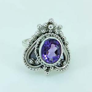 Anillo de Plata de Ley 925 Hecho a Mano Estilo Boho de Navya Craft para Mujer, con Gema de Amatista Morada con Corte Ovalado, Tallas 4 a 13 - Product Image 2