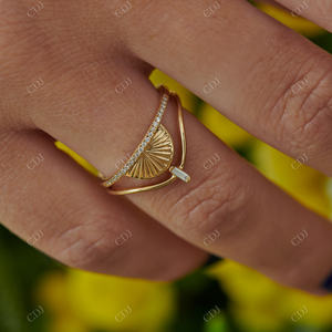 Banda de apilamiento minimalista de oro amarillo de 14K para mujer, banda de boda curvada de diamante Natural con una sola piedra, Baguette - Product Image 4