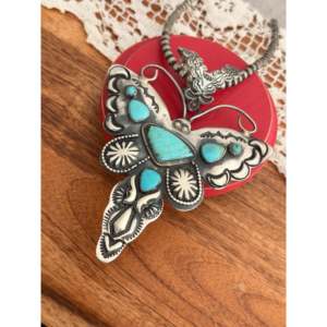 Colgante de libélula Richard Yazza Kingman de plata de ley con turquesa, engaste de bisel, rodio, oro rosa, oro blanco, diseño de mariposa - Product Image 4