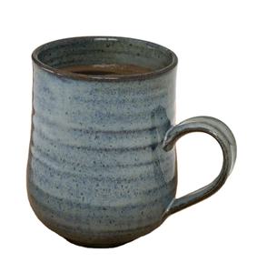Taza de café de cerámica azul rústica con textura, aspecto artesanal, asa resistente y construcción duradera para té, café y uso diario. - Product Image 1