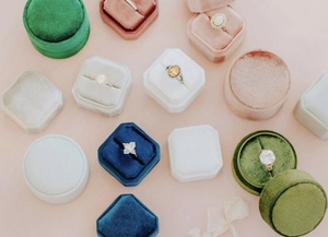 Boîte de fiançailles et de bague de mariage en velours élégant Cadeau de rangement de luxe pour les mariées - Product Image 2