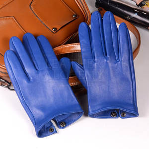 Gants en cuir souple conçus avec un matériau respirant et flexible offrant un port confortable et un look classique et élégant - Product Image 2