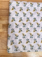 Tissu en coton pur blanc de qualité supérieure avec motifs jaunes Paisley Kalka imprimés à la main et feuillage gris ardoise