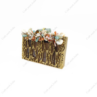 Pochette en laiton artisanale avec chaîne de perles, ornements floraux, texture sculptée, luxe, soirée, mariage, mode