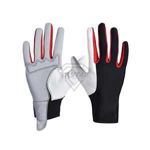 Gants d'équitation pour les courses par temps extrême, conçus pour résister aux conditions météorologiques les plus difficiles pendant les courses de chevaux - Product Image 1