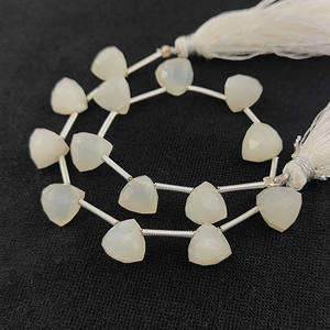 Cuentas de Piedra Lunar Blanca de 7-8 mm, Forma Trillón, Corte Facetado, Hilo de Cuentas de Piedra Lunar para la Fabricación de Joyas, 13-14 Cuentas en un Hilo de 8 Pulgadas - Product Image 2