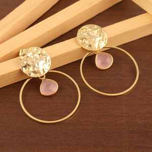 Pendiente con forma de corazón para niña, pendiente de gota chapado en oro de 24k, calcedonia rosa con moneda martillada - Product Image 2