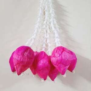 พวงมาลัยสายบัวโมกราและดอกบัวสีชมพูออกแบบด้วยมือสำหรับบ้านและงานแต่งงานสไตล์ hldi mehendi - Product Image 3