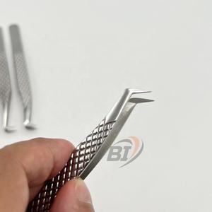 Pinzas de pestañas con logotipo grabado personalizado Diamond Grip Acero sostenible con punta de fibra Agarre fuerte Herramienta de extensión de pestañas probada a mano - Product Image 2