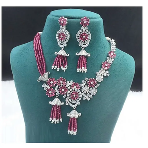 Conjunto de joyería AD de diseñador con combinación de collar y pendientes elegantes de estilo diamante americano a un precio asequible - Product Image 1