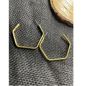 Suministro directo de fábrica Pendientes de tuerca de metal dorado de lujo Aleación chapada para ropa formal y nupcial Disponible al mejor precio - Product Image 5