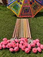 Bâtons de Dandiya avec fleur de pivoine et pompon perlé, bâtons de Raas Garba en bois, accessoires de danse folklorique gujaratienne Navratri, décoration Mehndi Haldi