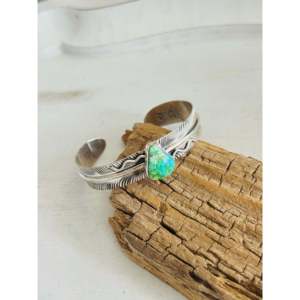 Brazalete de Plata de Ley con Pluma y Turquesa de la Montaña Sonora de Koby Martinez, Accesorio de Moda - Product Image 3