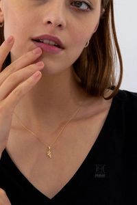 Elegante Collar Minimalista de Oro Rosa de 14K con Colgante de Diamante en Forma de Pluma, Joyería Fina - Product Image 1
