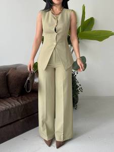 Ensemble tailleur sans manches vert olive pour femme avec détails boutonnés, pantalon long élégant en crêpe et gilet, coupe classique, idéal pour le printemps - Product Image 6
