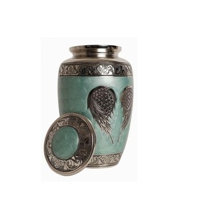 Urnes de crémation en laiton élégantes et intemporelles avec de riches gravures et une construction durable pour un mémorial durable - Product Image 1