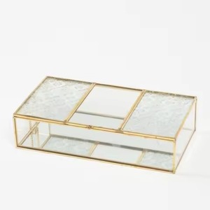 Boîte à bijoux moderne en verre transparent avec cadre en métal noir, rangement décoratif pour bijoux et organisation de maquillage - Product Image 4