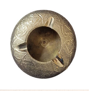 Un cendrier en laiton orné de forme ovale avec un design émaillé vibrant en rouge, or et vert, et un bord floral festonné - Product Image 2