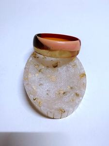 Brazaletes hechos a mano de madera marrón y crema para niñas y mujeres en forma circular - Product Image 4