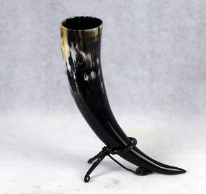 Corne à boire viking gravée à la main avec support en bois et sac cadeau 100% corne naturelle de qualité alimentaire - Product Image 5