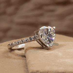 Anillo de compromiso solitario con corte de corazón y redondo para mujer, en oro rosa con engaste de puntas, diseño encantador - Product Image 2