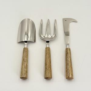 Ensemble de jardinage robuste pour femmes en acier inoxydable avec fourche d'élagage, pelle, gants et accessoires dans un panier - Product Image 4