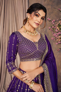 Vente à l'exportation Belle broderie en fil et paillettes Vichitra Lehenga Choli High Fashion Look disponible à la vente - Product Image 5