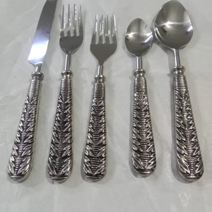Diseño de moda de cucharas y cubiertos, hechos de metal de alta calidad, utilizados en hogares y restaurantes. - Product Image 1