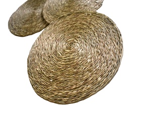 Elegante colección de esteras y almohadillas hechas a mano de hierba con estampado ornamental, manteles individuales para decoración del hogar - Product Image 1