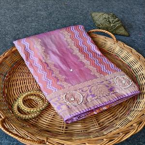 Sari de Seda Rusa de Diseño para Mujer con Pallu de Tejido Zari y Trabajo de Khatli Moti con Meenakari Bandhej en Sari Completo - Product Image 1