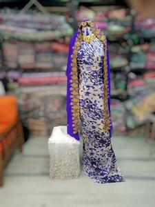 ผ้าฝรั่งเศสสีดำลายดิรัก พร้อมดีไซน์ลายดอกไม้สีเขียวขุ่น |   ชุดเดรสงานแต่งงานโซมาเลียระดับพรีเมียมพร้อมผ้าคลุมไหล่เข้าชุด - Product Image 6