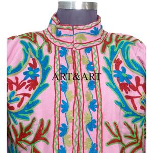 Chaqueta Boho de Algodón con Bordado Suzani de Pato Hecho a Mano, Acolchada, Ecológica, Transpirable y Personalizable, con Diseño Floral Artístico - Product Image 3
