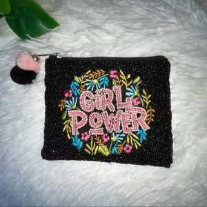 Déclaration faite à la main broderie perlée GIRL POWER Mini sac à fermeture éclair avec un look de luxe élégant dans le dernier design exclusif de l'Inde - Product Image 1