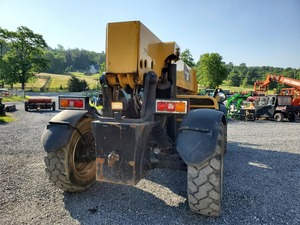 Chariot télescopique Cat TL1055 de 2012 avec EROPS, climatisation chaud/froid, 3ème valve, capacité de levage de 10 tonnes, hauteur de levage de 55 pieds, transmission Powershift et stabilisateur avant - Product Image 6