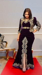 DERNIÈRE BRODERIE ZARI OR SUR VESTE VIOLET AVEC ROBE CAFTAN AVEC ORNEE DE PERLES DE VERRE CRISTAL, PIERRE, DABKA WORK @ 2023 - Product Image 2