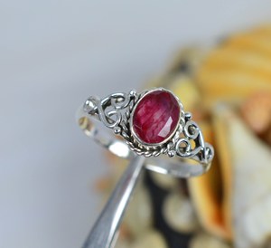 Anillo de Rubí Natural Clásico de Diseño, Corte Ovalado, Engaste en Bisel, Plata de Ley 925, Hecho a Mano, Rubí Rojo Indio Facetado Grande, para Boda - Product Image 2