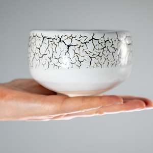 Tazón de Matcha Midorizumi Blanco con Patrón de Grietas Verde Oscuro - Product Image 3