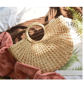 Bolso Grande de Paja Tejida Estilo Boho Artístico con Margaritas Blancas de Ganchillo y Macramé - Product Image 2
