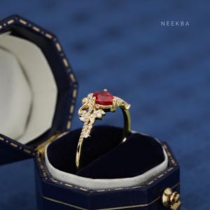 แหวนดีไซน์มงกุฎสไตล์อังกฤษ10K แหวนหมั้นแบบวินเทจทำมือแหวนทับทิมสีเหลืองทองลูกแพร์ตัดในห้องทดลอง - Product Image 5