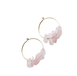 Vente en gros de boucles d'oreilles en cristal de quartz rose naturel rose, bijoux en pierre de naissance irrégulière, breloques brutes en pierres précieuses brutes - Product Image 1