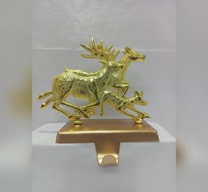 Soporte de calcetín de Navidad de metal de primera calidad al por mayor con diseño de Reno dorado completo para decoración navideña - Product Image 1