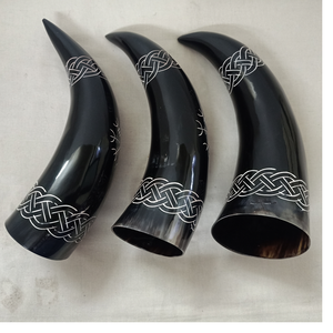 Corne à boire gravée sur mesure avec gravure sur le thème Viking, convient aux magasins de fournitures Viking pour la revente - Product Image 1