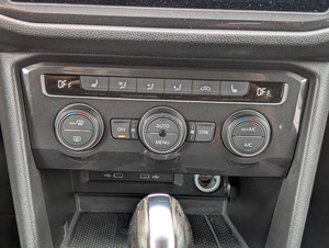 Tiguan SE FWD SUV 2024 con Volante a la Izquierda, Interior Oscuro, Asientos de Cuero R15, Portaequipajes de Techo de Aleación de Aluminio - Product Image 6