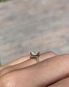 Anillo minimalista solitario con circonita cúbica de corte ovalado de 6x9 mm, engastado en bisel, plata 925 chapada en oro, joyería fina al por mayor - Product Image 3