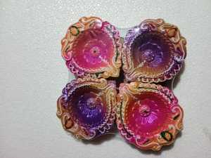 Diyas de arcilla de terracota hechos a mano con pintura de arte festivo, lámparas de aceite de arcilla pintadas personalizadas para Diwali y decoración del hogar - Product Image 6