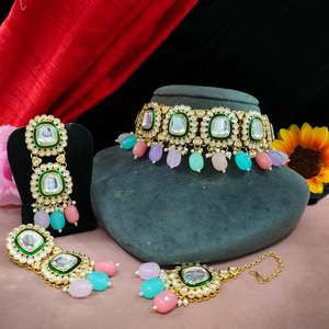 Juego de gargantilla de Kundan y perlas colgantes sin cortar con Maang Tikka Este juego agrega un toque real a cualquier conjunto Ideal para eventos especiales - Product Image 2