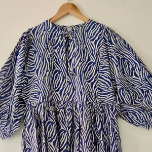 Robe mi-longue décontractée à imprimé bloc avec col en V et fermeture à ficelle Taille naturelle Écologique 100% coton pour l'été - Product Image 2