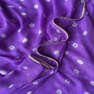 Sari en Georgette de Viscose Pure VASTRA COTTAGE avec Imprimé Bandhani sur Toute la Surface, Blouse Shibori Contrastée avec Travail de Miroir - Product Image 2